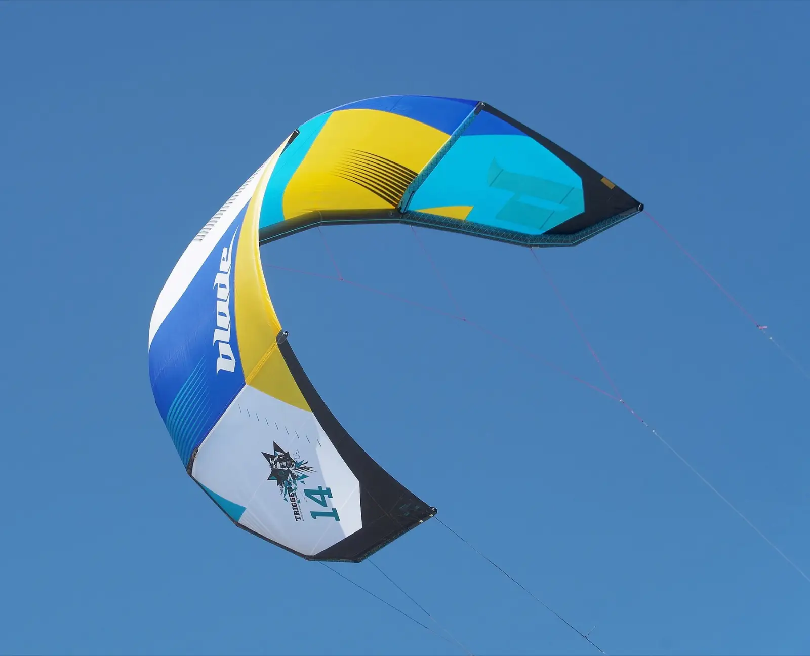 Een grote kite tegen een blauwe lucht, met het cijfer 14 op de punt