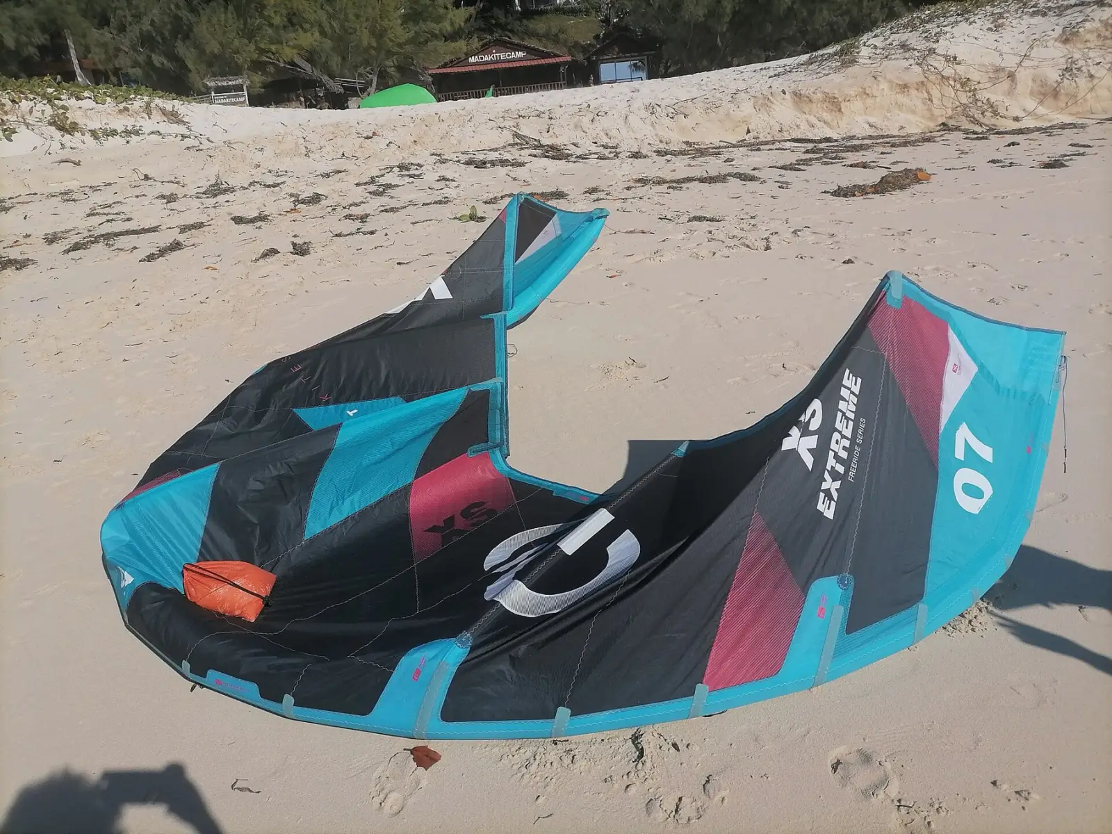 Een opgepompte kite op het zand, met het cijfer 07 op het doek