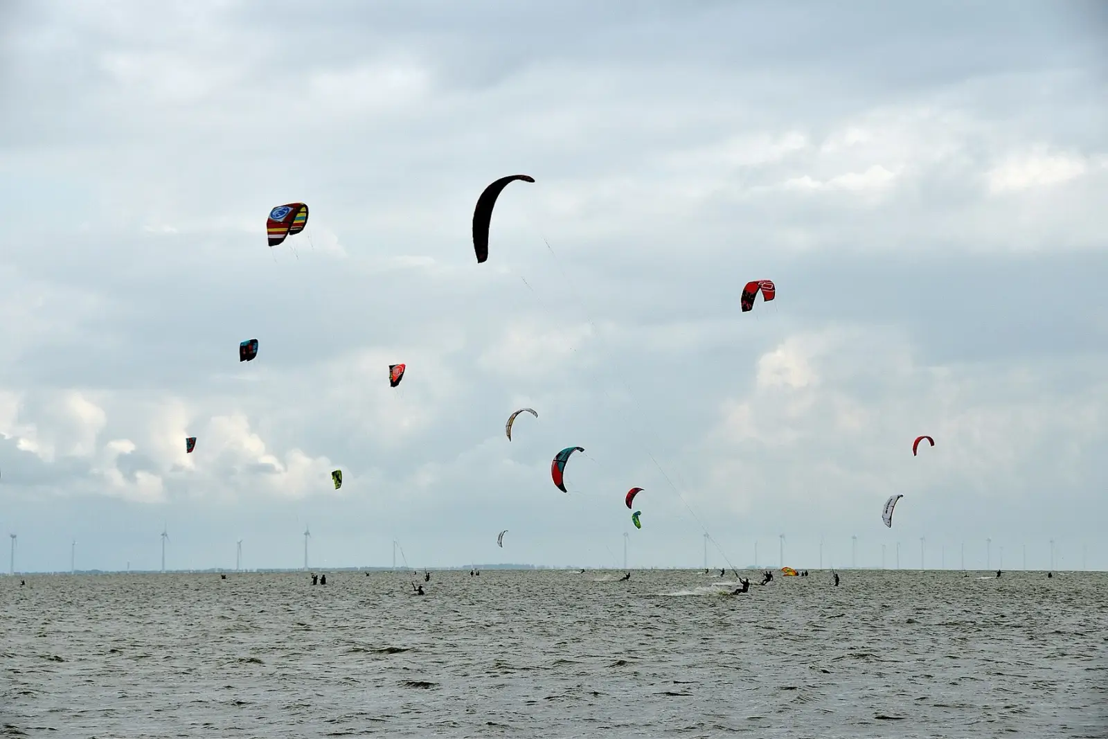 Veel kites boven vlak water op het IJsselmeer bij Mirns